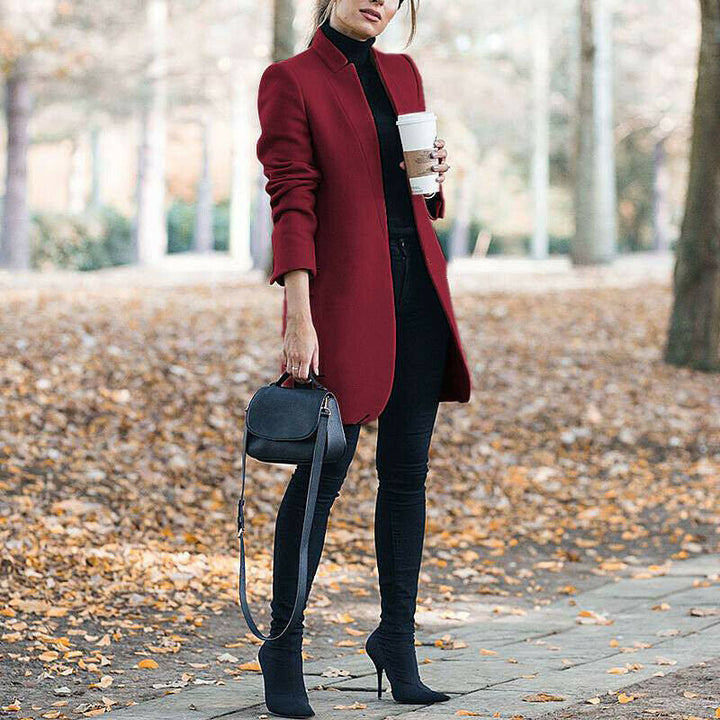 Manteau femme vert armée, style cardigan moderne. Veste cintrée à col montant pour une mode raffinée.