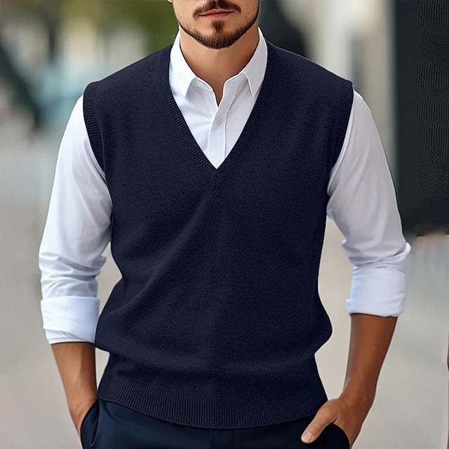 Gilet homme tricoté, sans manches, col V, offrant chaleur et élégance pour un style automne-hiver.