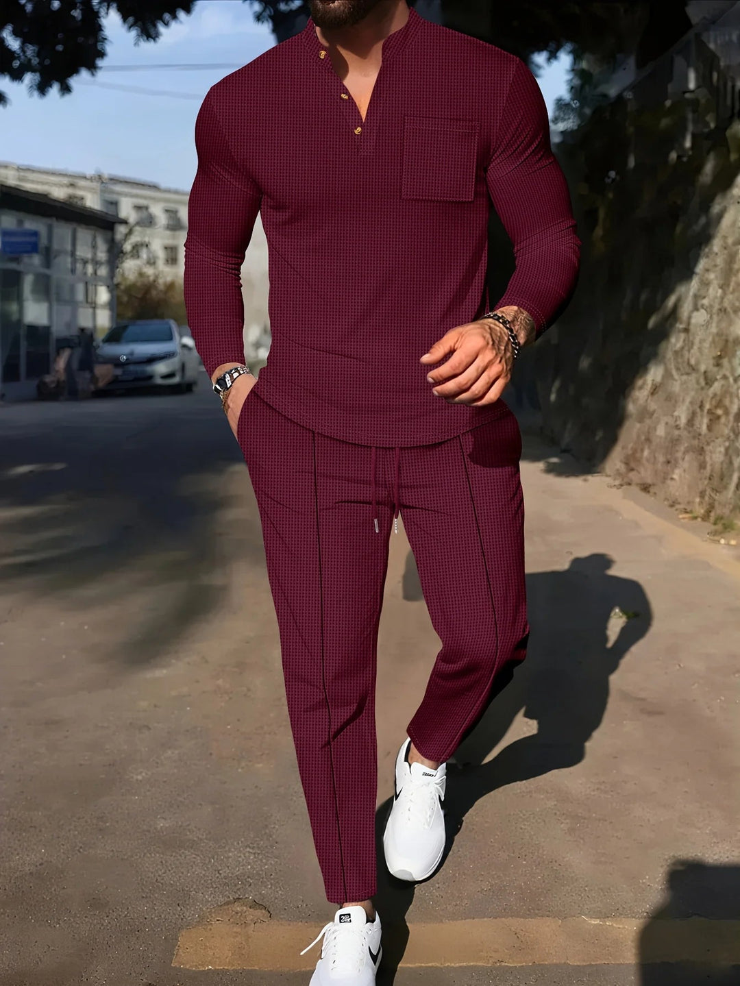 Ensemble deux pièces coton gaufre pour homme. T-shirt Henley à manches courtes et pantalon ample.
