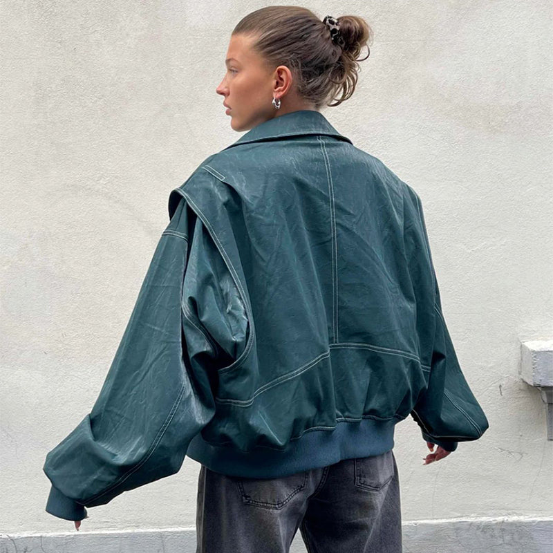 Veste femme élégante, style biker. Coupe loose & col zippé. Parfaite pour la mode urbaine.