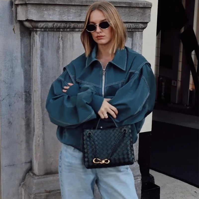 Moderne veste femme biker. Coupe loose et col zippé. Parfaite pour un look tendance automne.