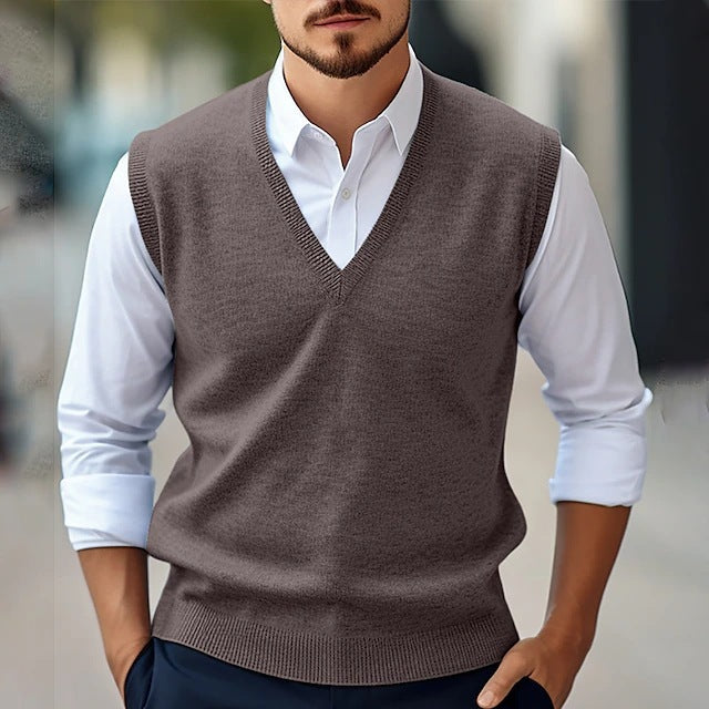 Gilet homme chic marron, col V, porté sur une chemise blanche, pour un look professionnel et soigné.