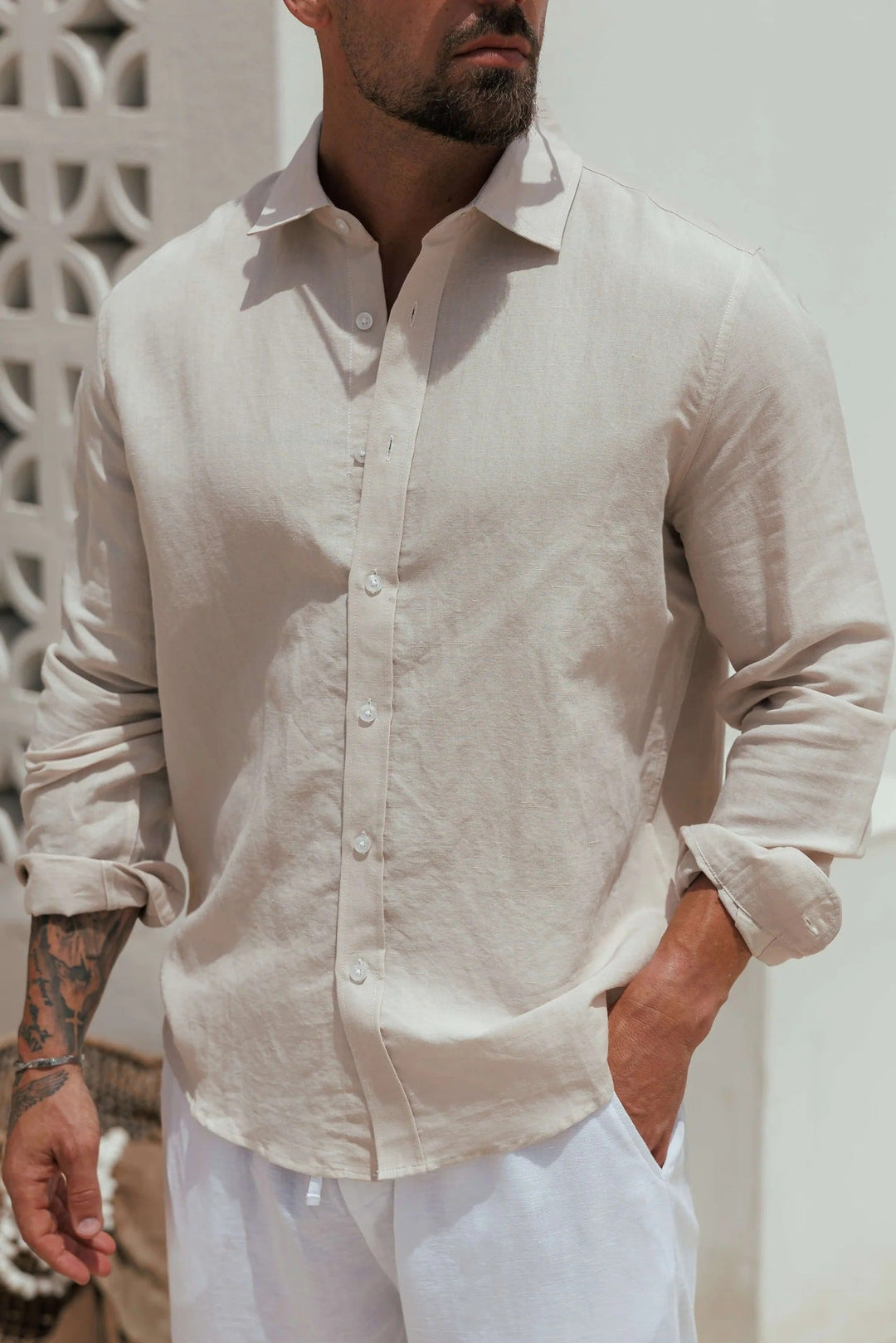 Chemise homme décontractée à manches longues, parfaite pour un look casual élégant et un confort quotidien.