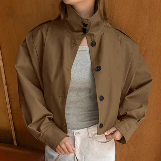 Manteau femme automne/hiver, design minimaliste avec col revers et coupe droite. Vêtement chic et élégant.
