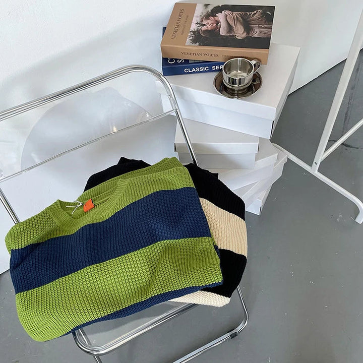 Pull homme oversize à rayures, col rond. Vert et noir, coupe ample pour un style moderne décontracté.