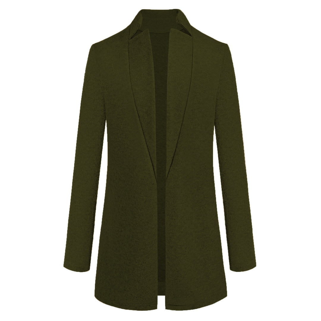 Manteau femme élégant vert armée, col montant, coupe cintrée ajustée. Idéal mi-saison chic.