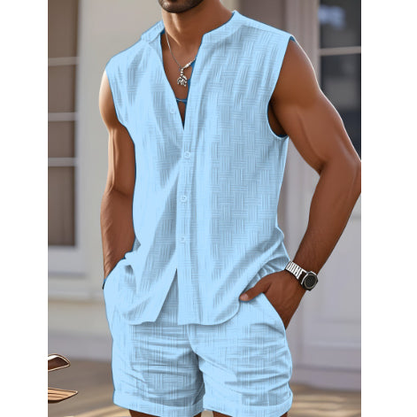 Ensemble deux pièces homme en coton mélangé, sans manches et short, pour une tenue estivale et décontractée.