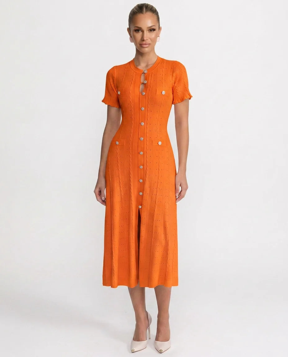 Robe midi femme élégante à boutons, coupe flatteuse et texture côtelée distinctive, parfaite en été.