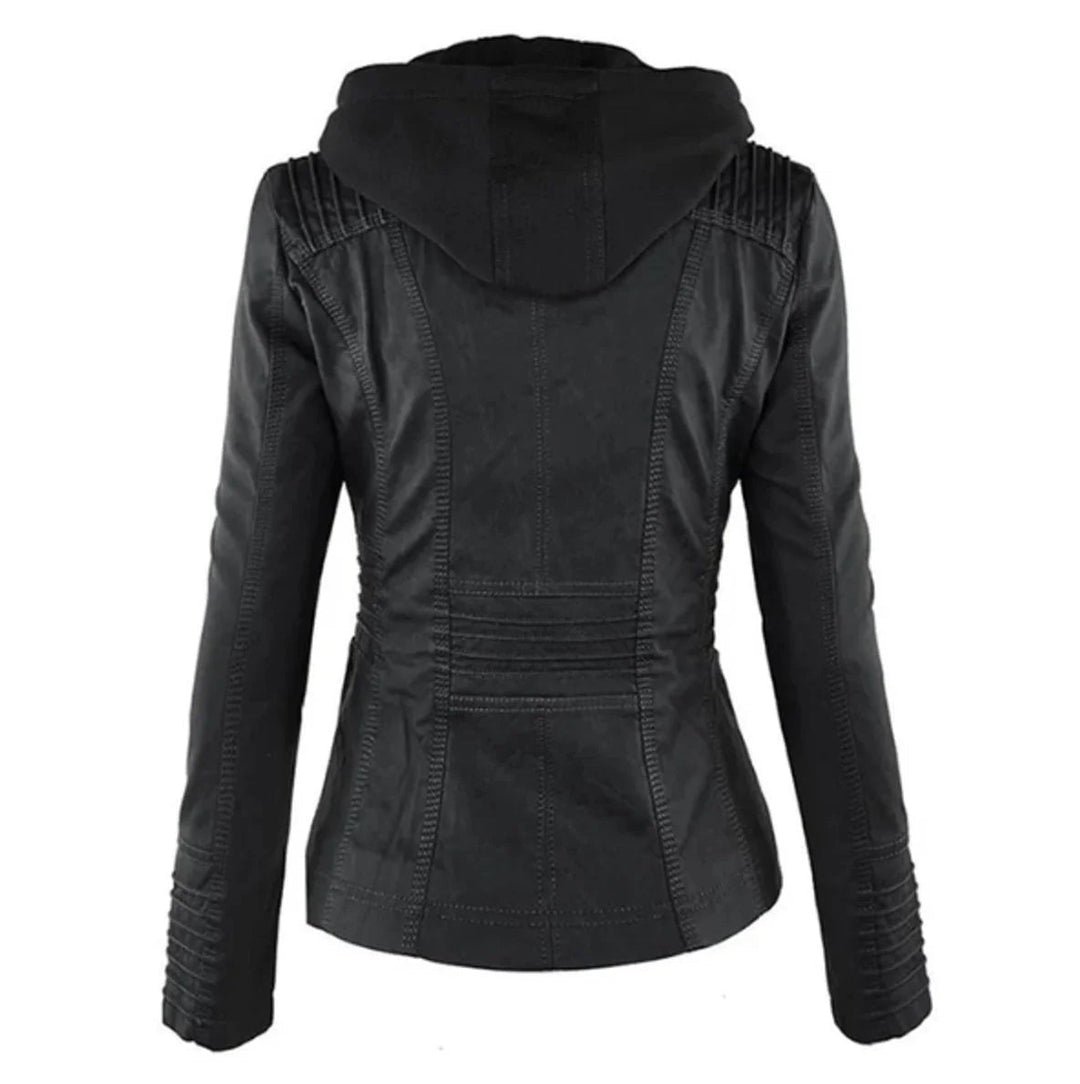 Veste d'hiver femme tendance, coupe cintrée et capuche. Élégance et chaleur pour la saison froide.