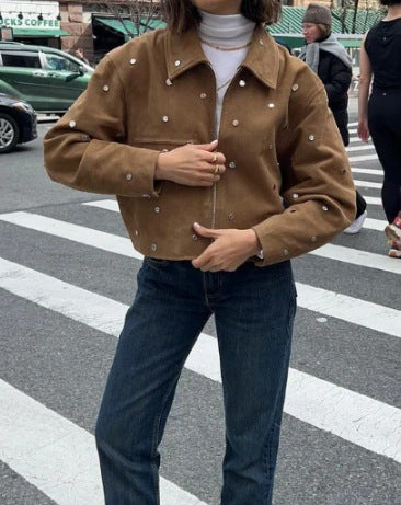 Veste homme à clous avec col vintage élégant. Blouson mode masculine pour automne et hiver, allure distinguée.