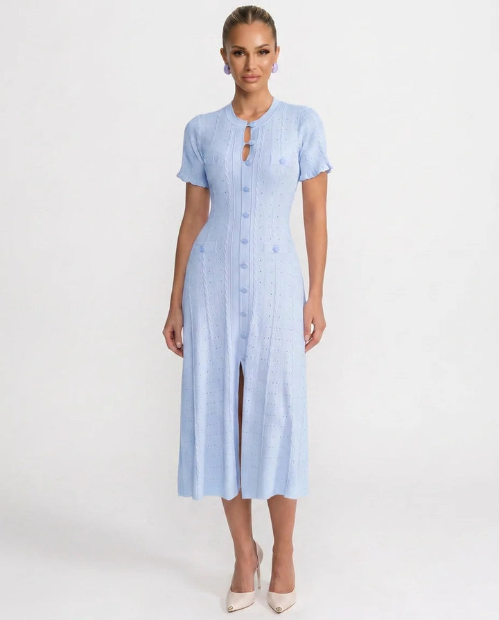 Robe midi femme estivale, décontractée et chic, avec boutonnage décoratif et tissu côtelé léger.