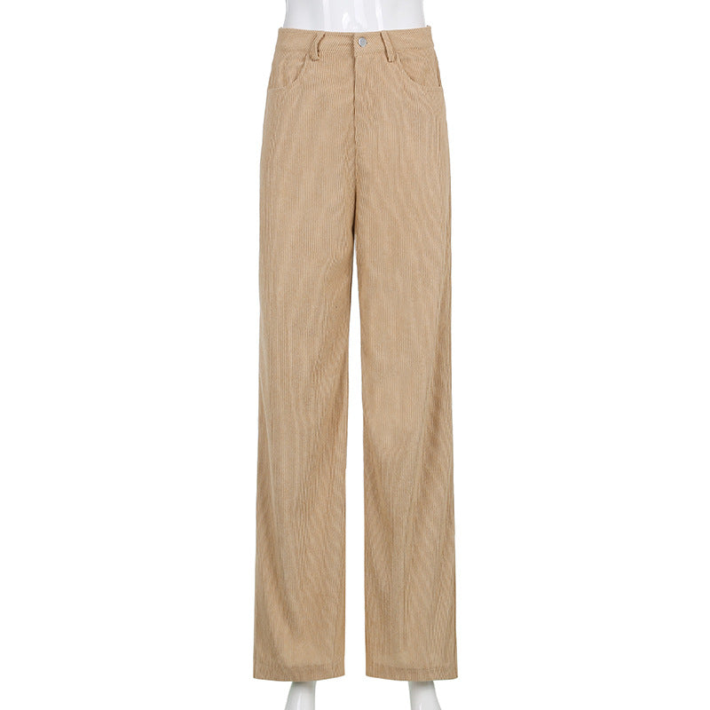 Zoom sur la texture côtelée du pantalon femme marron, coupe fluide et décontractée, très chic et stylé.