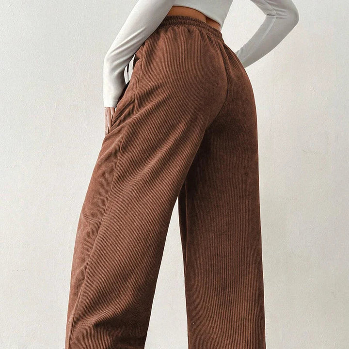 Femme portant un pantalon large en velours côtelé, pour une tenue décontractée et confortable d'automne.