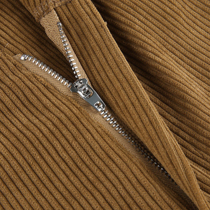 Pantalon femme coupe droite ample, couleur unie, pour une silhouette moderne et élégante.