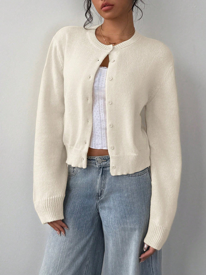Veste femme courte et élégante, cardigan slim, touche chic pour la superposition.
