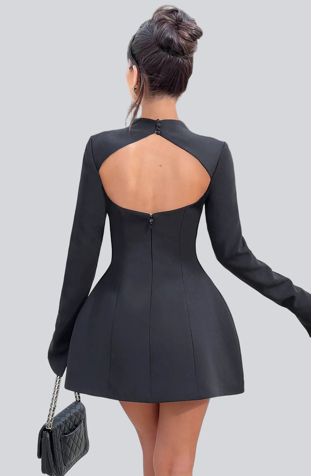 Robe mini femme A-line à manches longues, dos nu, idéale pour une soirée chic ou un événement décontracté.
