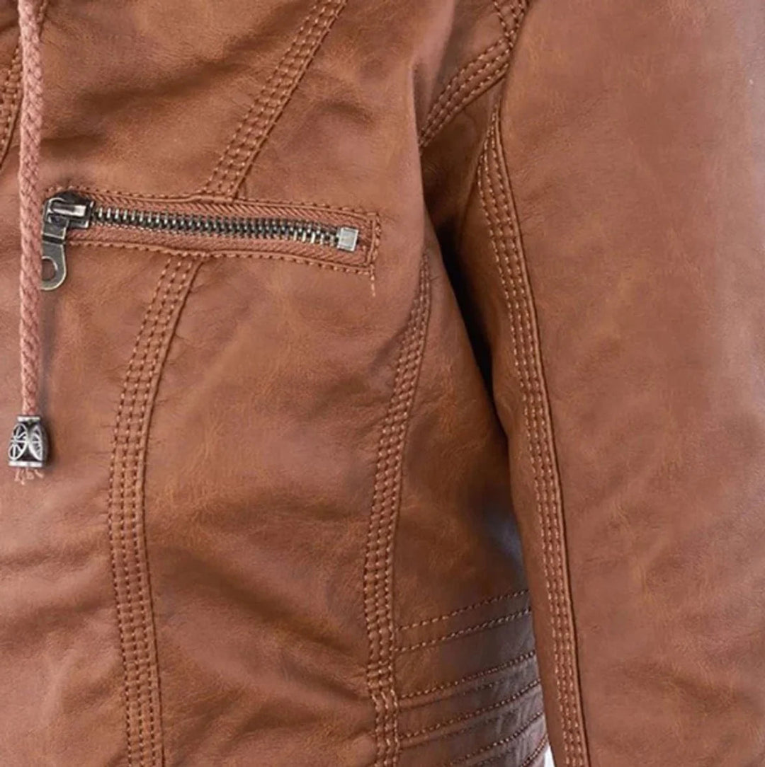 Veste moto femme moderne et confortable. Coupe cintrée et design élégant pour la vie quotidienne.