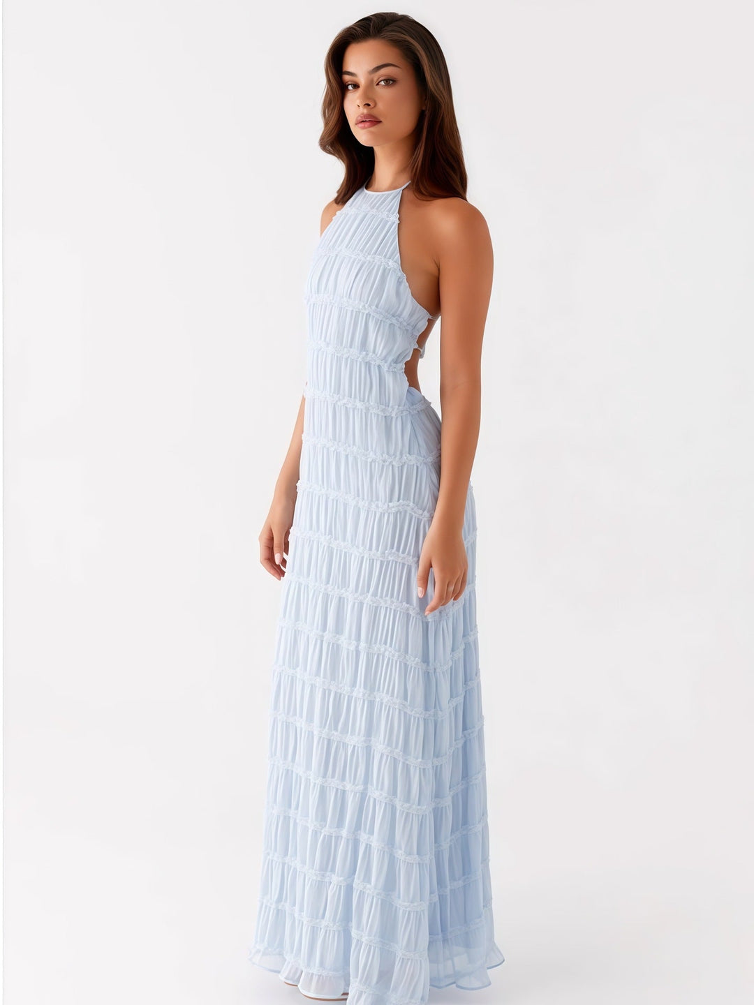 Robe maxi fluide plissée femme, design halter dos nu. Idéale pour un look élégant et décontracté d'été.