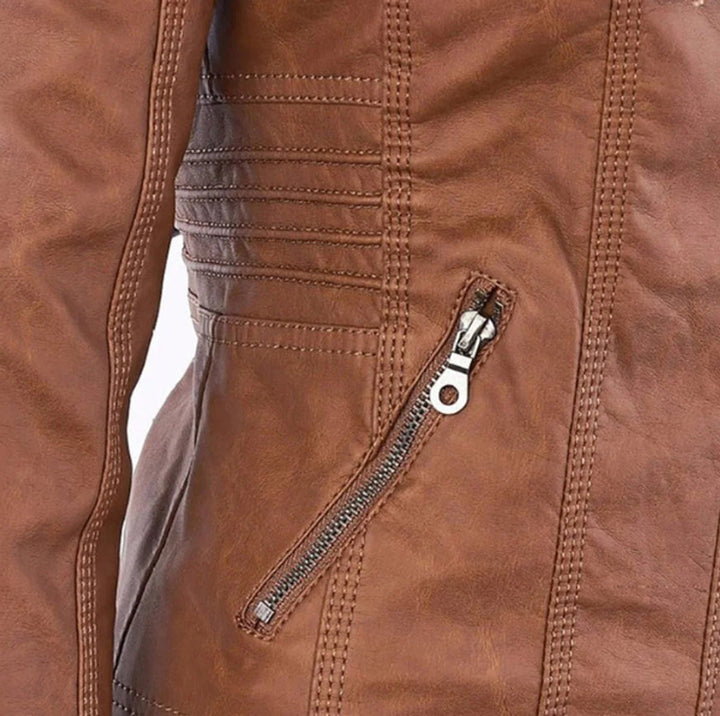 Veste femme tendance avec capuche amovible. Style urbain polyvalent et chic pour toutes occasions.