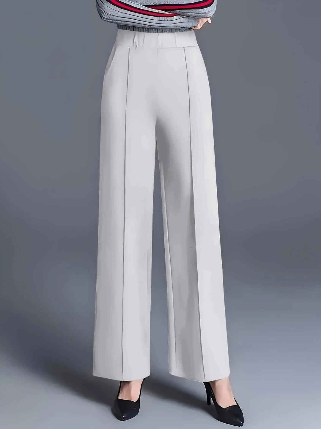 Élégant pantalon femme, coupe droite pour une allure sophistiquée et un confort décontracté assuré.