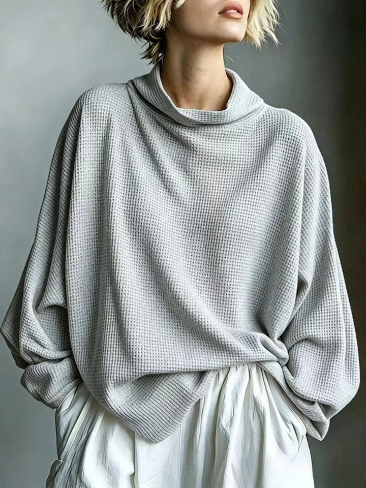 Détail du pull femme en maille nid d'abeille, col roulé. Tissu doux et confortable pour les journées froides d'hiver.