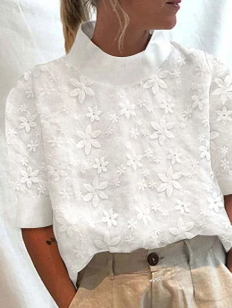 Top décontracté femme, pull-over blanc avec broderies artisanales. Pour une allure féminine et douce.