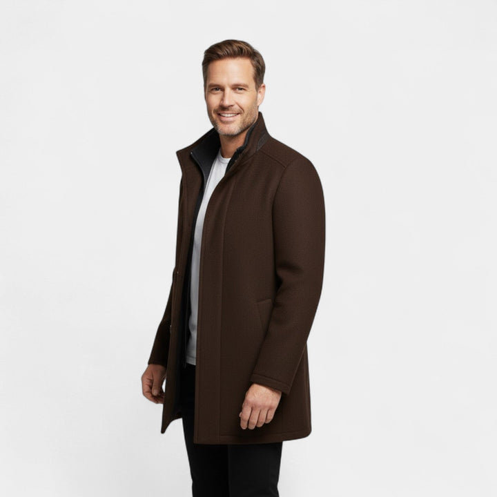 Manteau homme mi-long sophistiqué, parfait pour l'hiver, s'adaptant aux tenues formelles et décontractées.