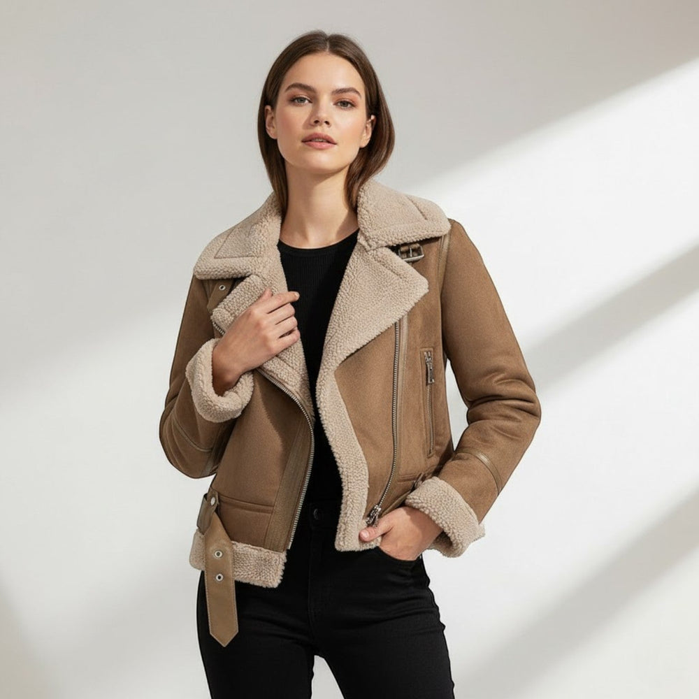 Veste femme chic pour un style urbain sophistiqué. Parfaite pour l'hiver, alliant élégance et confort.