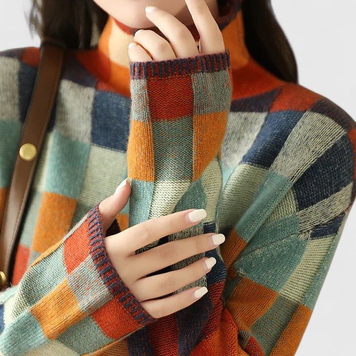 Pull femme décontracté à carreaux multicolores porté, accentuant son élégance et le confort de la mode féminine.