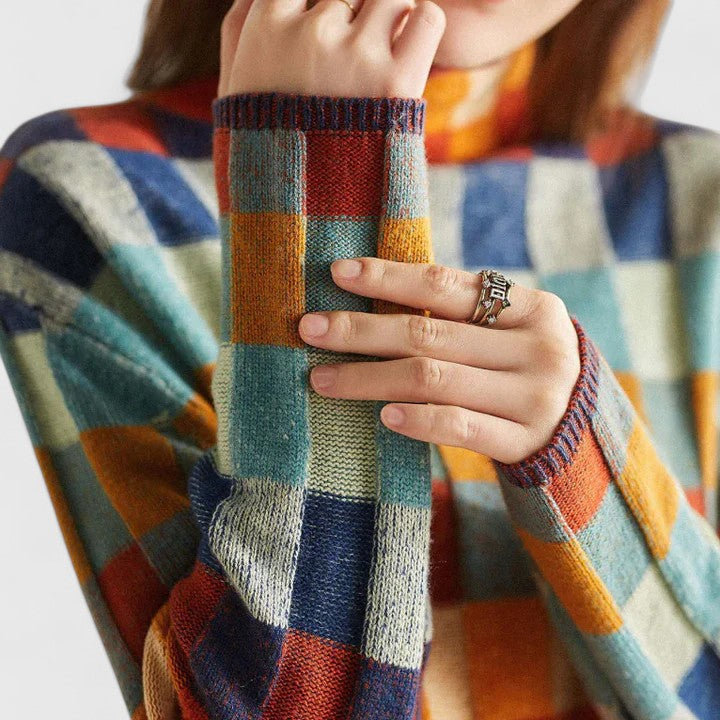 Design moderne du pull femme à carreaux multicolores, alliant confort et élégance pour un look tendance.