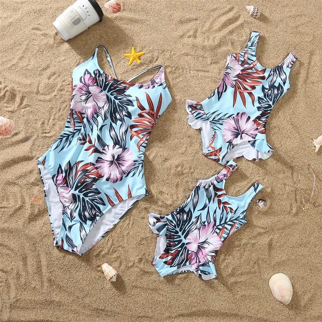 Tenue de plage assortie bébé fille, maillot de bain mignon pour un été joyeux en famille et à la mer.