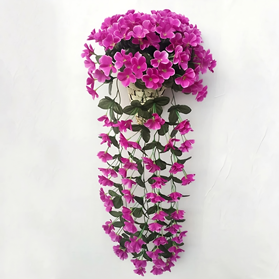 Guirlande florale suspendue élégante, parfaite pour une décoration murale extérieure.