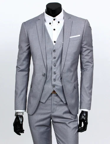 Ensemble costume homme 3 pièces bien coupé, idéal pour mariage, affaires, ou cérémonie formelle. Veste, pantalon, gilet.