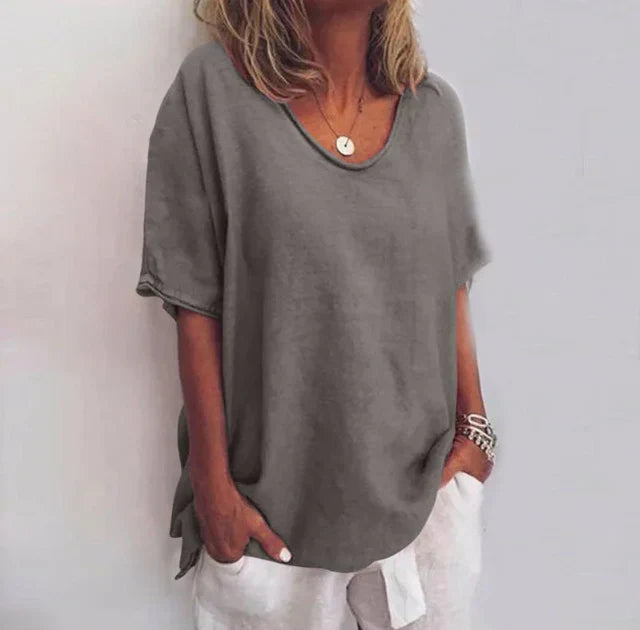 Silhouette féminine portant une blouse ample chic à manches courtes. Style décontracté parfait pour l'été.
