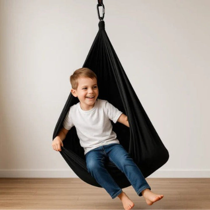 Balançoire thérapeutique pour adultes autistes, offre relaxation profonde et apaisement sensoriel.