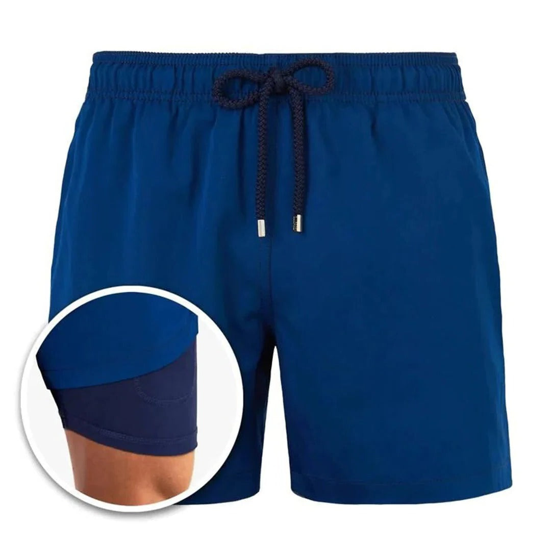 Maillot de bain homme motif tropical, vibrant et tendance. Idéal vacances et piscine.