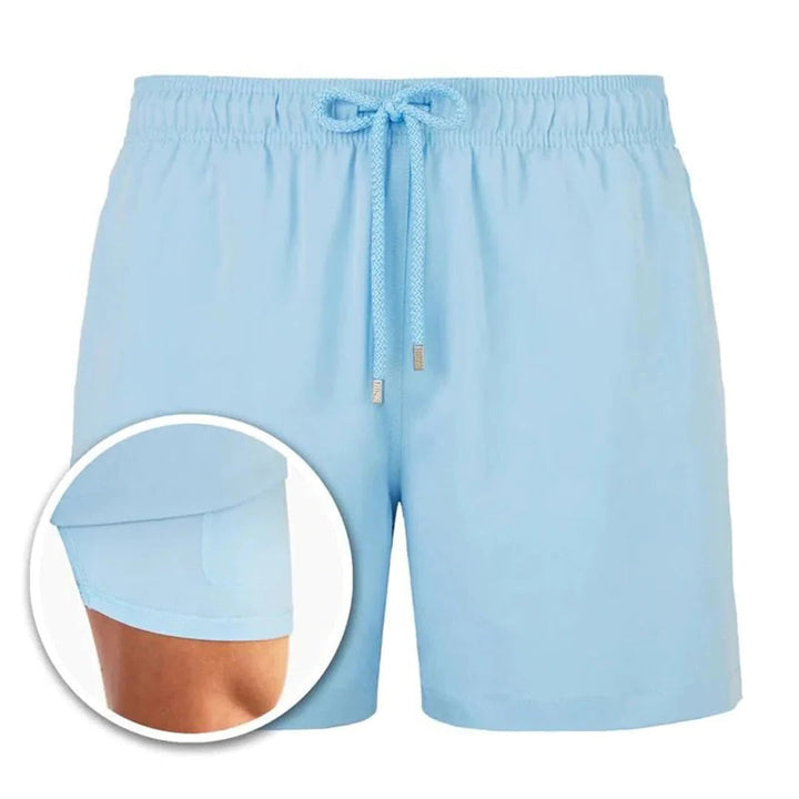 Short de bain homme rayé, style marin. Confortable pour la plage et les sports nautiques.