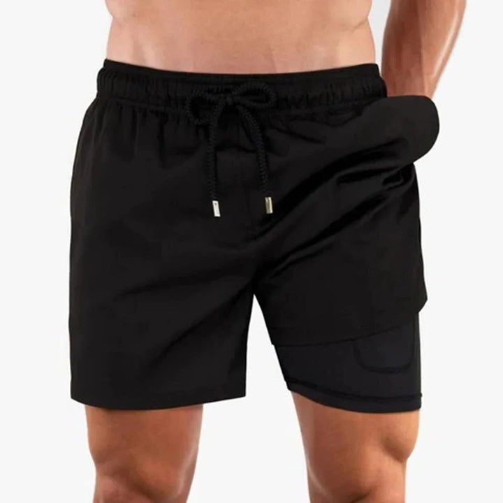 Short de bain homme design moderne, parfait pour un été stylé. Confort et liberté de mouvement.