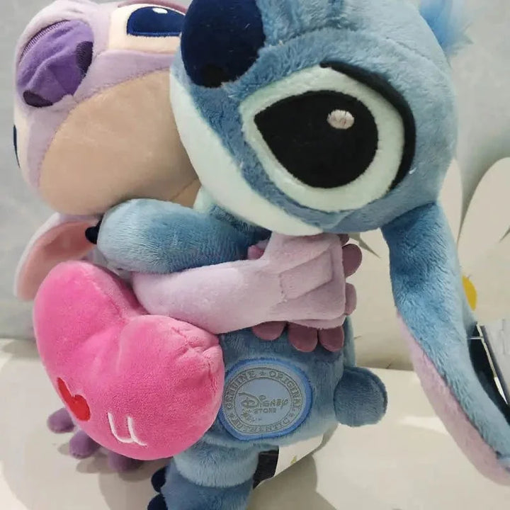 Adorable duo de peluches Stitch et Angel, doux et câlin, idéal pour collectionneurs Lilo & Stitch ou cadeau amour.