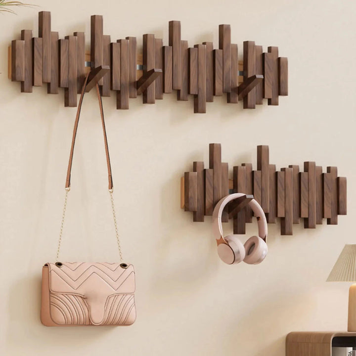 Porte-manteau mural design en hêtre massif, parfait pour organiser votre entrée avec style.