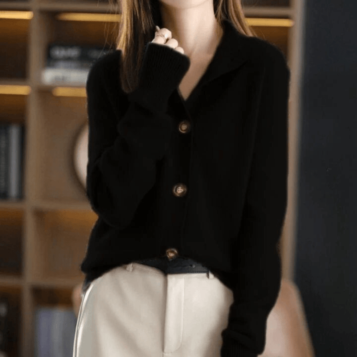 Gilet en maille douillette pour femme, polyvalent et chaud. Ajout élégant à toute garde-robe d'hiver.