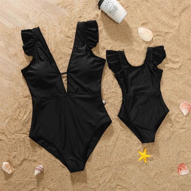 Maillot de bain enfant fille, collection famille assortie. Chic pour la plage et les journées d'été.