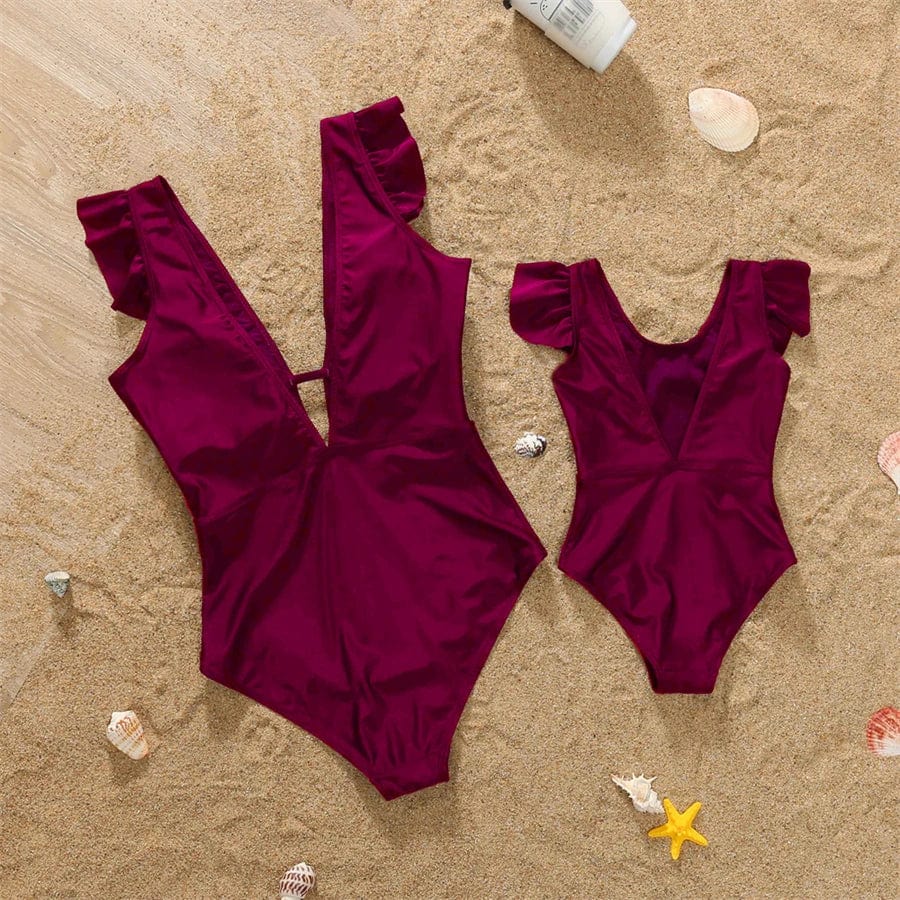 Maillot de bain bébé assorti pour fille, idéal pour la plage et les vacances en famille cet été.