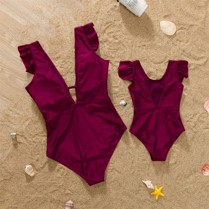 Maillot de bain bébé assorti pour fille, idéal pour la plage et les vacances en famille cet été.