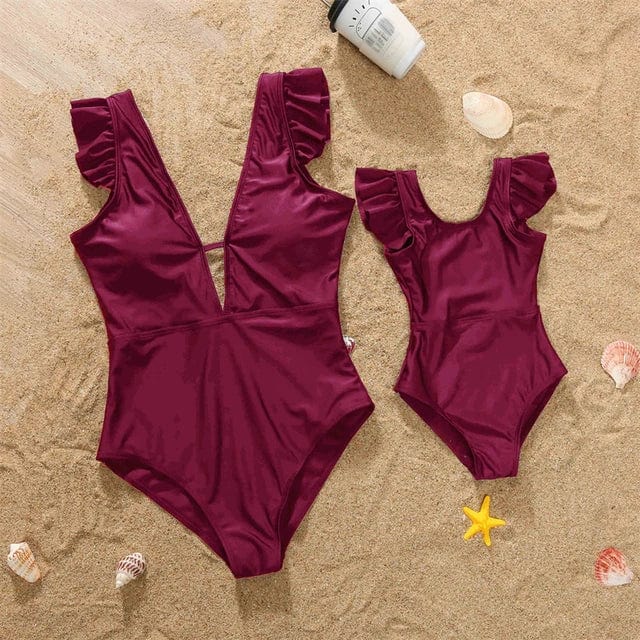 Ensemble bikini bébé pour la plage, coordonné avec le maillot maman. Parfait pour les vacances d'été.
