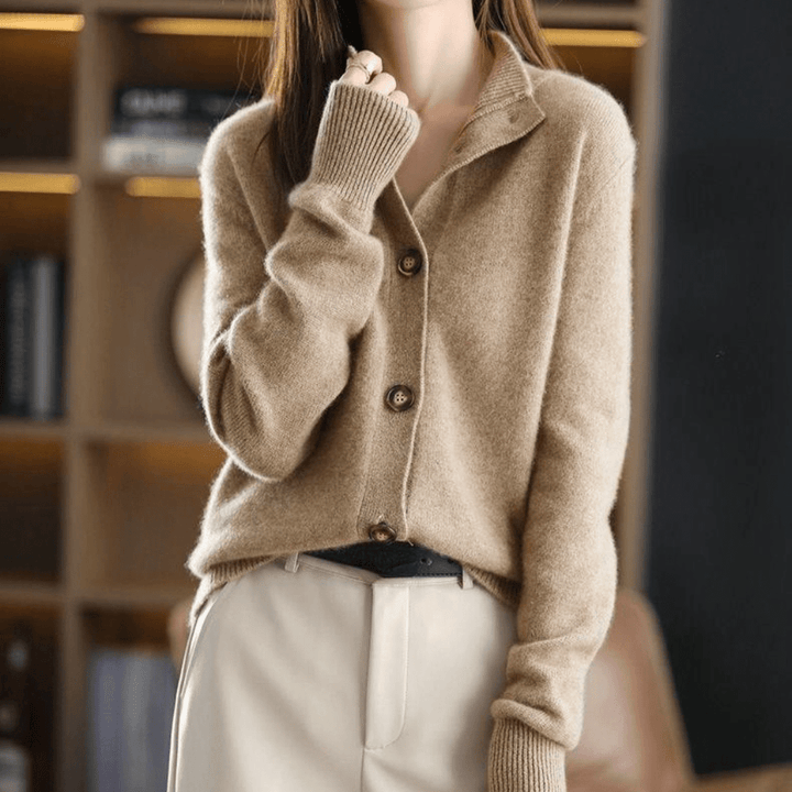 Cardigan chaud et confortable en maille pour femme. Idéal pour rester au chaud cet hiver.