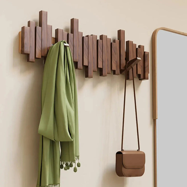Gros plan sur le porte-manteau mural en noyer, soulignant la qualité du bois et le design élégant.