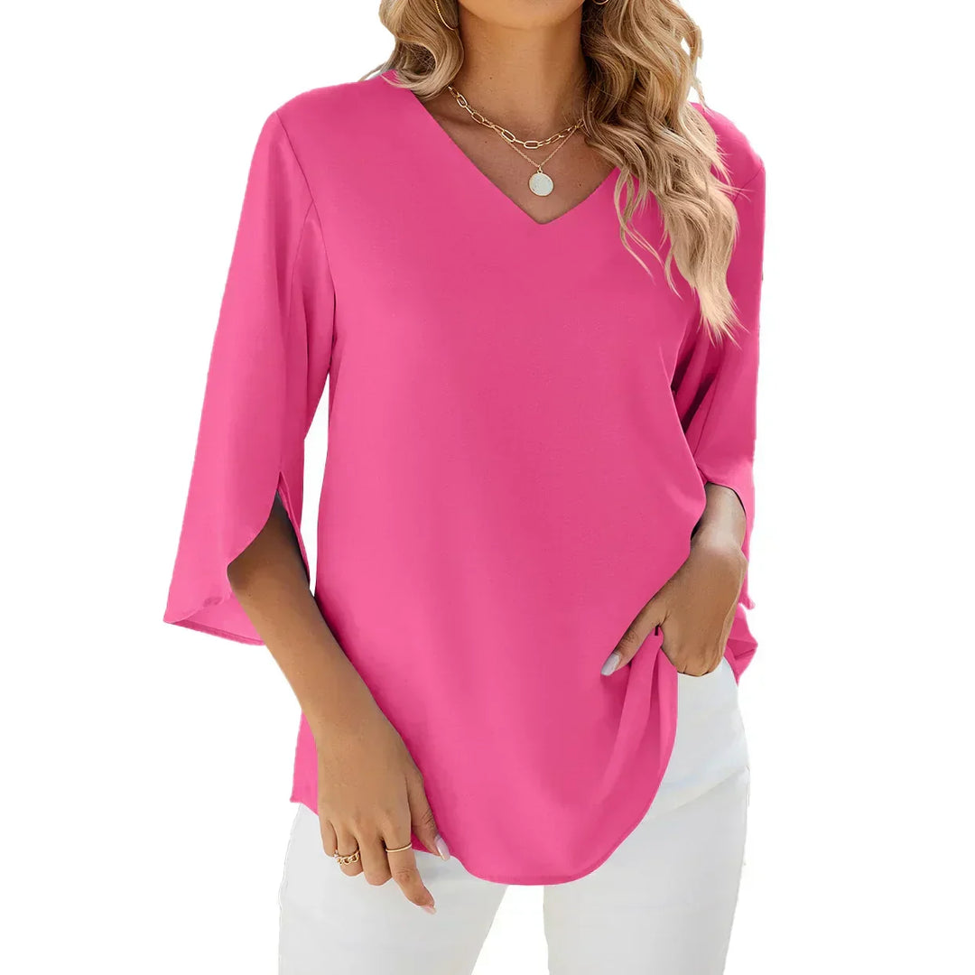 Chemisier fluide femme, col V et manches 3/4. Idéal comme haut chic pour mode bureau ou tenue décontractée.
