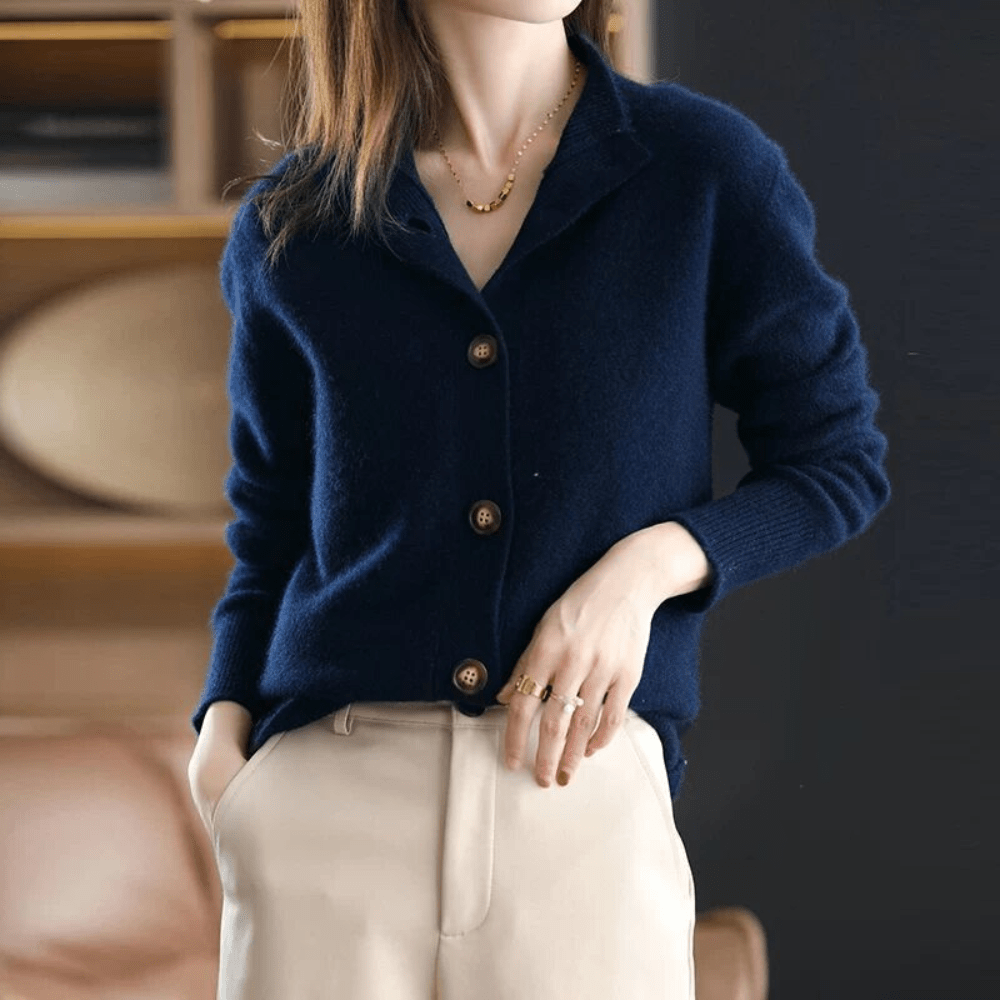 Cardigan long et doux en tricot pour femme, offre chaleur et élégance. Mode femme hivernale.