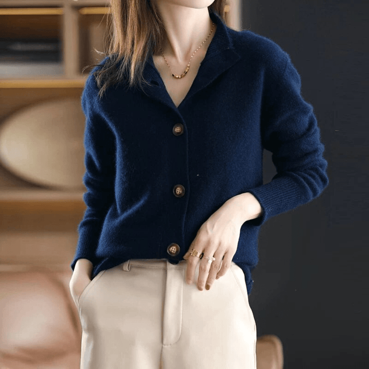 Cardigan long et doux en tricot pour femme, offre chaleur et élégance. Mode femme hivernale.